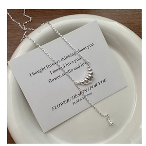 Gros plan sur le collier pendentif croissant en argent S925 avec texture détaillée