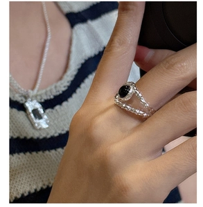 Detail of S925 silver ring featuring hammered texture and black agate stone on model finger