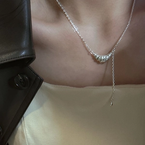 Collier pendentif croissant en argent sterling S925 avec chaîne réglable sur mannequin