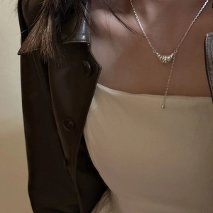 Collier croissant en argent sterling S925 avec pampille goutte sur mannequin