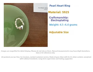 Détail d'une bague cœur en argent S925 avec perles élastiques et spécifications du bijou