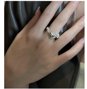 Vue détaillée d'une bague avec breloque cœur en argent S925 et perles blanches