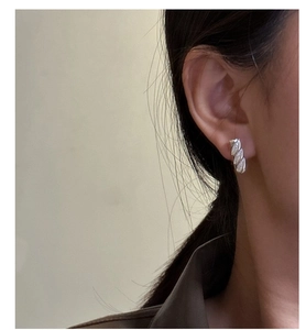 Detailed view of an S925 silver hoop earring featuring a twisted texture and zircon inlay