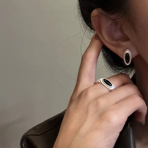 Elegant S925 silver stud earring and ring set with black oval onyx and hammered texture