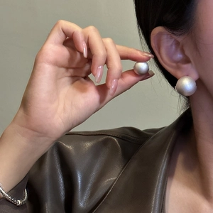 Orecchini a sfera minimalisti in argento opaco con elegante texture satinata