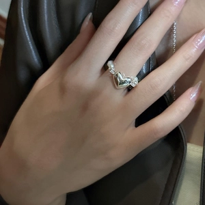 Bague cœur en argent S925 avec perles blanches sur le doigt pour un look chic