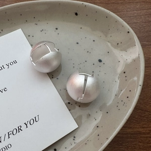 Orecchini a sfera minimalisti in argento S925 con finitura satinata opaca