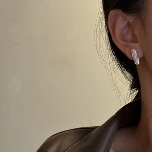 S925 sterling silver twisted stud earring with sparkling stones on a stylish female model