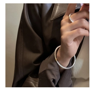 Detailed close-up of S925 sterling silver woven texture ring with gold contrast accents
