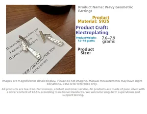 Gros plan sur les boucles d'oreilles géométriques plissées en argent S925 texturé