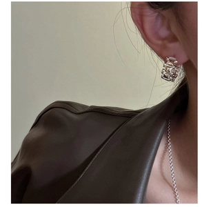 Gros plan de boucles d'oreilles en argent S925 avec design de ceinture industrielle