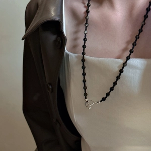 Minimalist s925 silver beaded sweater chain featuring a heart-shaped toggle clasp detail