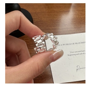 Gros plan sur bague en argent S925 au design géométrique et style industriel chic