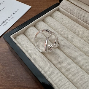 Elegant S925 sterling silver twisted open ring with a polished minimalist design for women