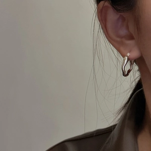 Minimalist S925 sterling silver liquid streamline hoop earrings on female model