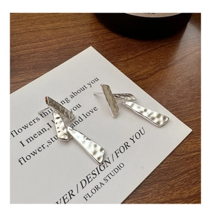 Vue détaillée des boucles d'oreilles en argent S925 avec texture martelée et trois barres