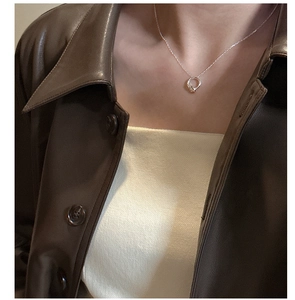 Dettaglio della collana in argento sterling S925 con pendente a cerchio annodato su modella