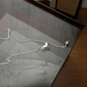 Elegant S925 sterling silver heart necklace with a dark pearl on a minimalist chain