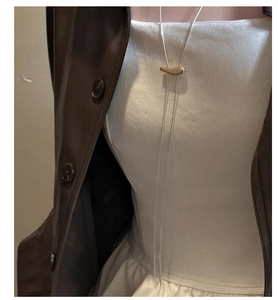 Détail du collier cravate bolo en argent S925 avec pendentif doré sur modèle