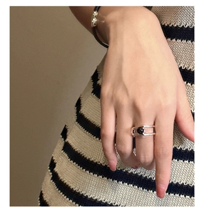 Detail of S925 sterling silver double-layer ring featuring a round black agate stone