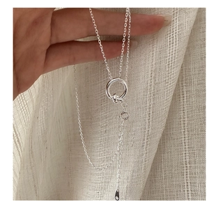 Dettaglio della collana con nodo in argento S925 con catena regolabile e marchio argento