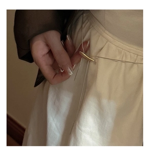 Gros plan d'une ceinture chaîne serpent argentée minimaliste avec boucle en métal incurvée