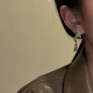 Boucles d'oreilles minimalistes en argent S925 avec trois pièces en métal martelé