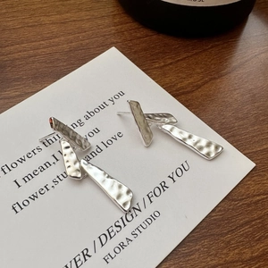 Boucles d'oreilles géométriques en argent sterling S925 avec finition martelée chic