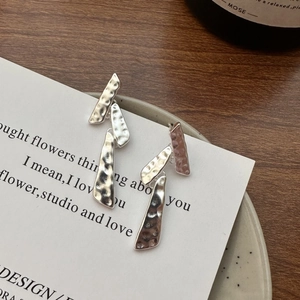 Boucles d'oreilles géométriques en argent S925 avec texture martelée faite à la main