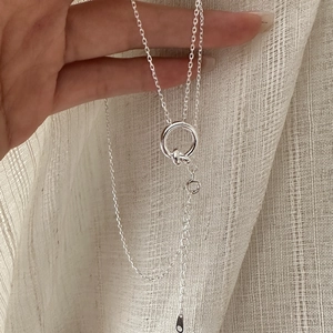Collana minimalista in argento sterling S925 con nodo e catena regolabile