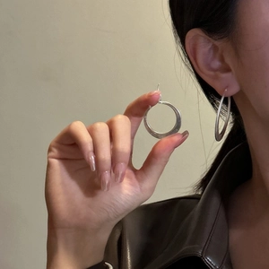 Créoles minimalistes en argent sterling S925 avec une finition mate pour femmes