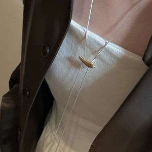 Long collier pull en argent S925 avec pendentif olive doré de style minimaliste