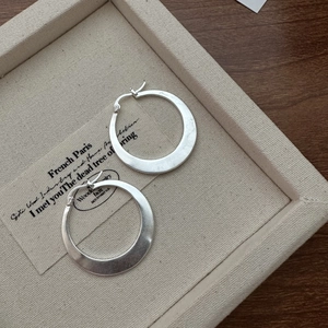 Créoles minimalistes en argent sterling S925 avec finition mate sur plateau en tissu
