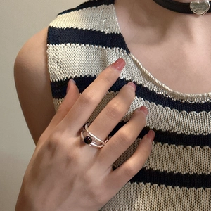 Minimalist S925 sterling silver double-layer ring with round black onyx stone on hand
