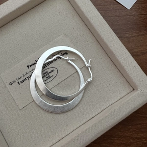 Créoles minimalistes en argent sterling S925 avec finition mate brossée pour femmes