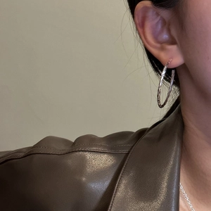 Grandi orecchini a cerchio in argento sterling S925 con trama martellata su modella