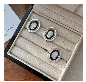 Détail de bagues camée rétro avec bordures ciselées en argent dans un coffret à bijoux
