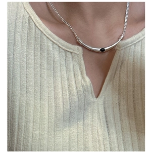 Gros plan du collier en argent S925 avec pendentif onyx noir porté sur un cou