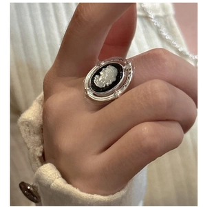 Détail de la bague en argent S925 avec camée vintage et silhouette sur fond noir