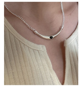 Détail du collier sourire en argent S925 avec pendentif onyx noir sur mannequin