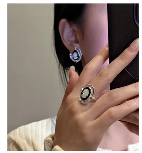 Détail de bague et boucles d'oreilles Camée vintage avec portrait et cadre baroque