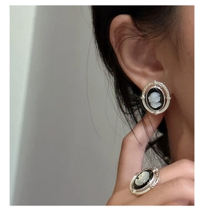 Vue détaillée d'une bague portrait camée et d'une boucle d'oreille en argent S925