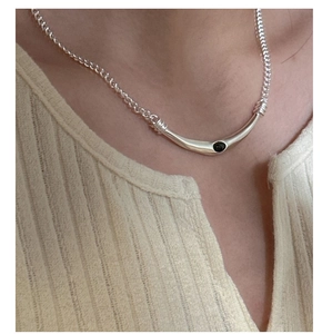 Détail du collier en argent massif S925 avec pendentif agate noire sur mannequin