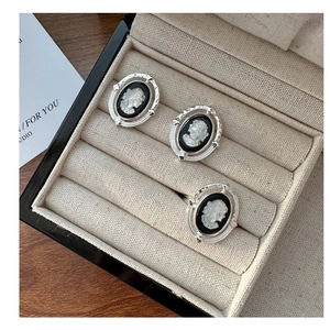 Vue macro détaillée de bagues camée en argent vintage avec portraits de déesses