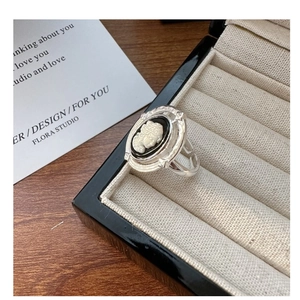 Gros plan sur une bague vintage en argent S925 avec camée portrait blanc sur noir