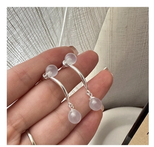 Gros plan de boucles d'oreilles en argent S925 avec perles d'agate lavande translucides