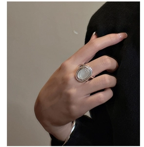 Dettaglio anello in argento S925 con agata bianca indossato sulla mano