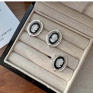 Vue détaillée de bagues et boucles d'oreilles camée en argent S925 dans un écrin en velours