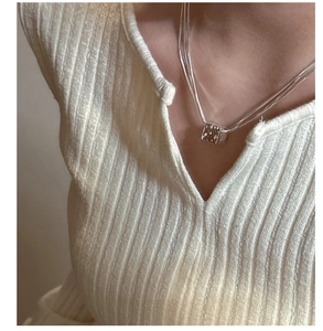 Dettaglio di una collana in argento S925 con pendente a cubo martellato su catena snake