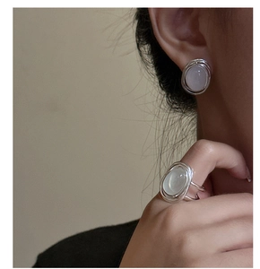 Dettaglio del set anello e orecchini in argento S925 con agata bianca sulla modella